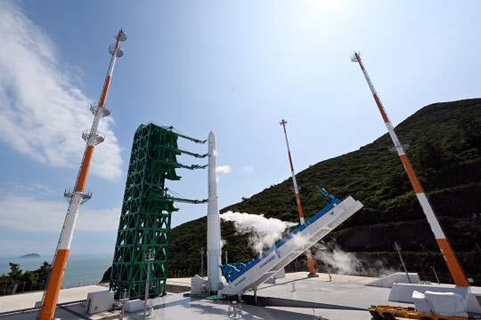 한국형 발사체 누리호(KSLV-Ⅱ)의 2차 발사일인 21일 전남 고흥군 나로우주센터 발사대에 거치된 누리호에서 기립 장치가 분리되고 있다. [사진공동취재단]